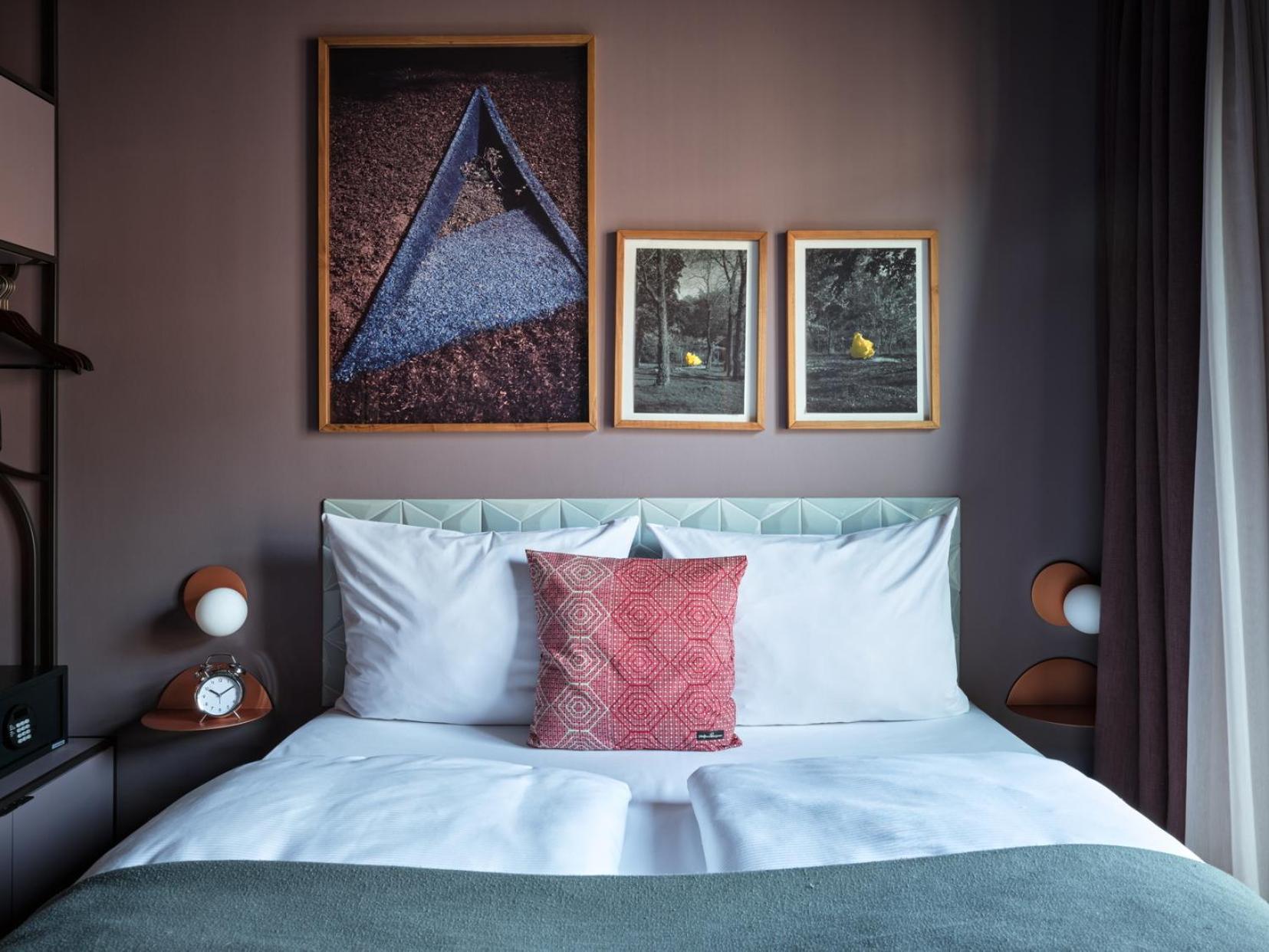 One of a Kind Room Queen